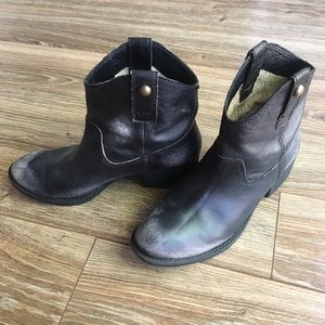 Size 81/2 Gianni Bini distressed black ankle boots